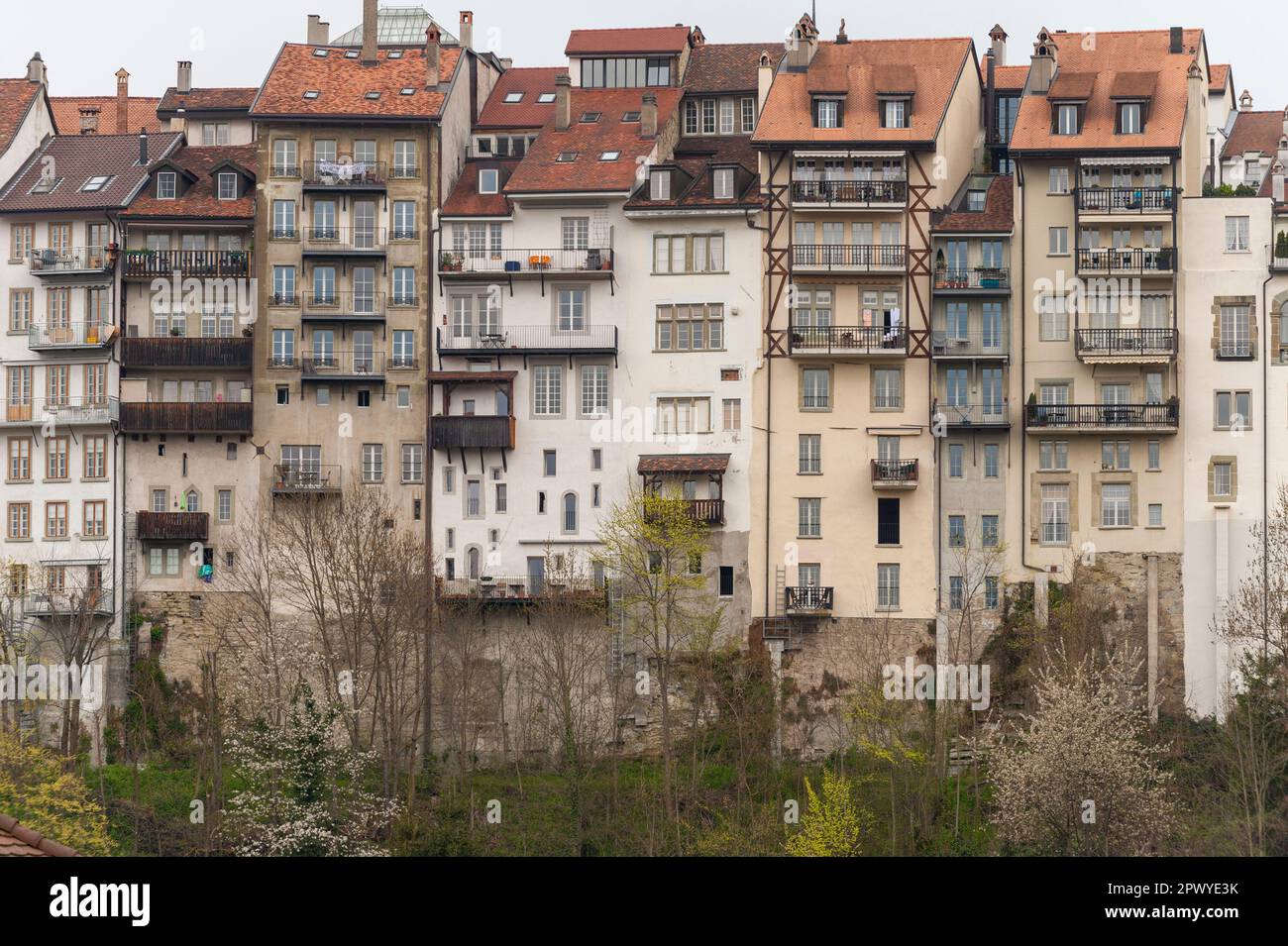 Eine Reihe von Häusern auf einem Felsen in der Altstadt von Freiburg, Schweiz Stockfoto