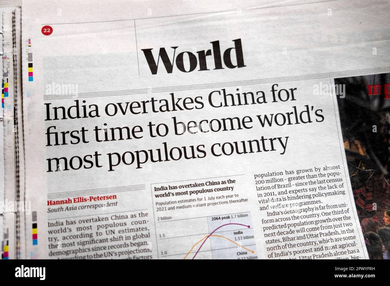 „Indien überholt China zum ersten Mal, um das bevölkerungsreichste Land der Welt zu werden.“ die Schlagzeile der Zeitung Guardian Weltbevölkerung Artikel 25. April 2023 UK Stockfoto