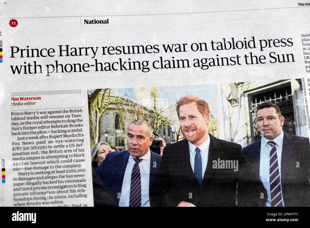 "Prinz Harry nimmt den Krieg gegen die Boulevardpresse wieder auf, mit einem Hacking-Anspruch gegen die Sonne." Artikel 23. April 2023 London UK Stockfoto