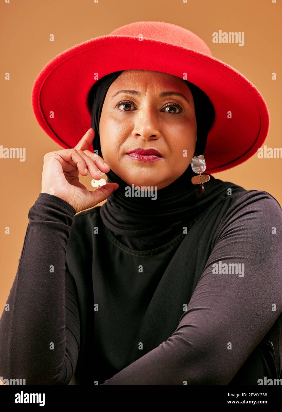Muslimische Frau, Mode und Hidschab für islamischen Kulturstil mit Make-up, Kosmetik und Schönheit von Hidschabi mit einem Hut auf Studiohintergrund. Gesichtsporträt Stockfoto