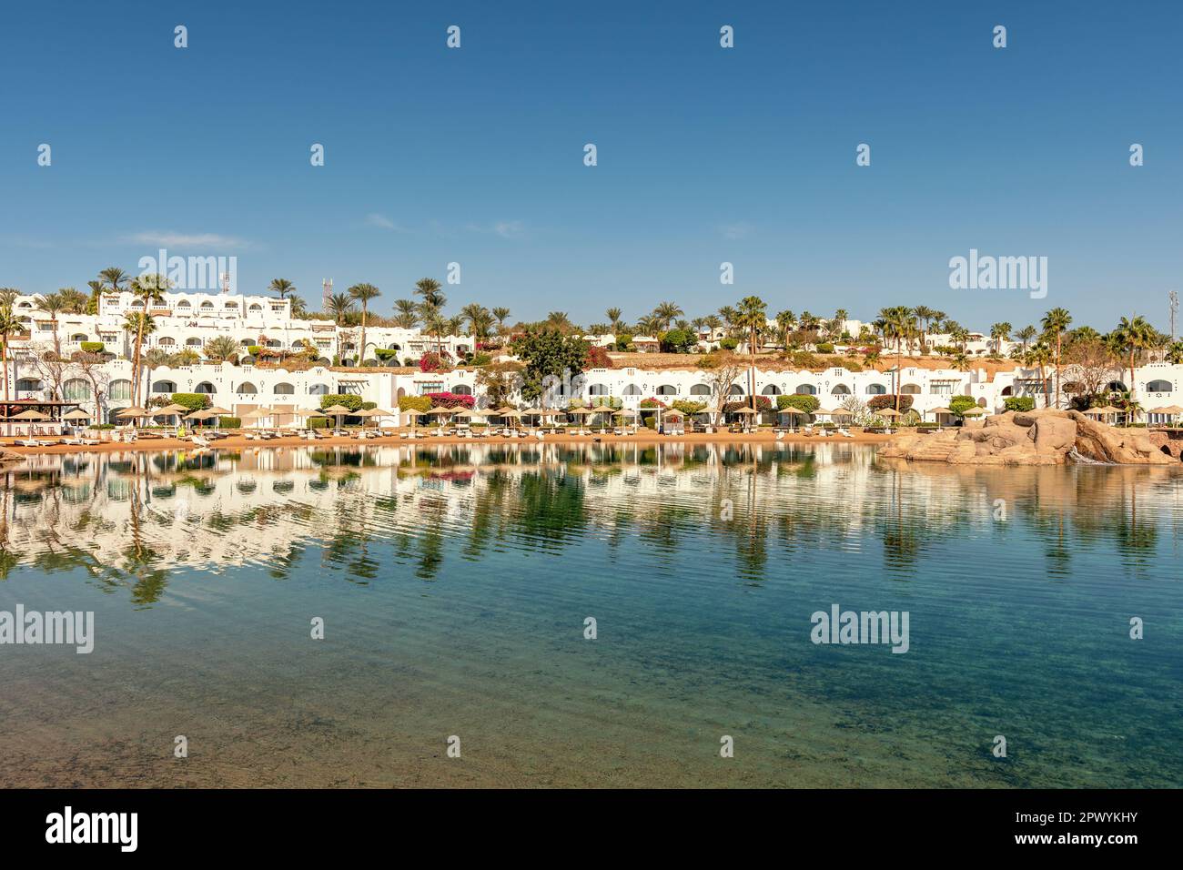 Ägyptisches Hotel im tropischen Resort. Gebäude und ein Erholungsgebiet am Roten Meer. Stockfoto