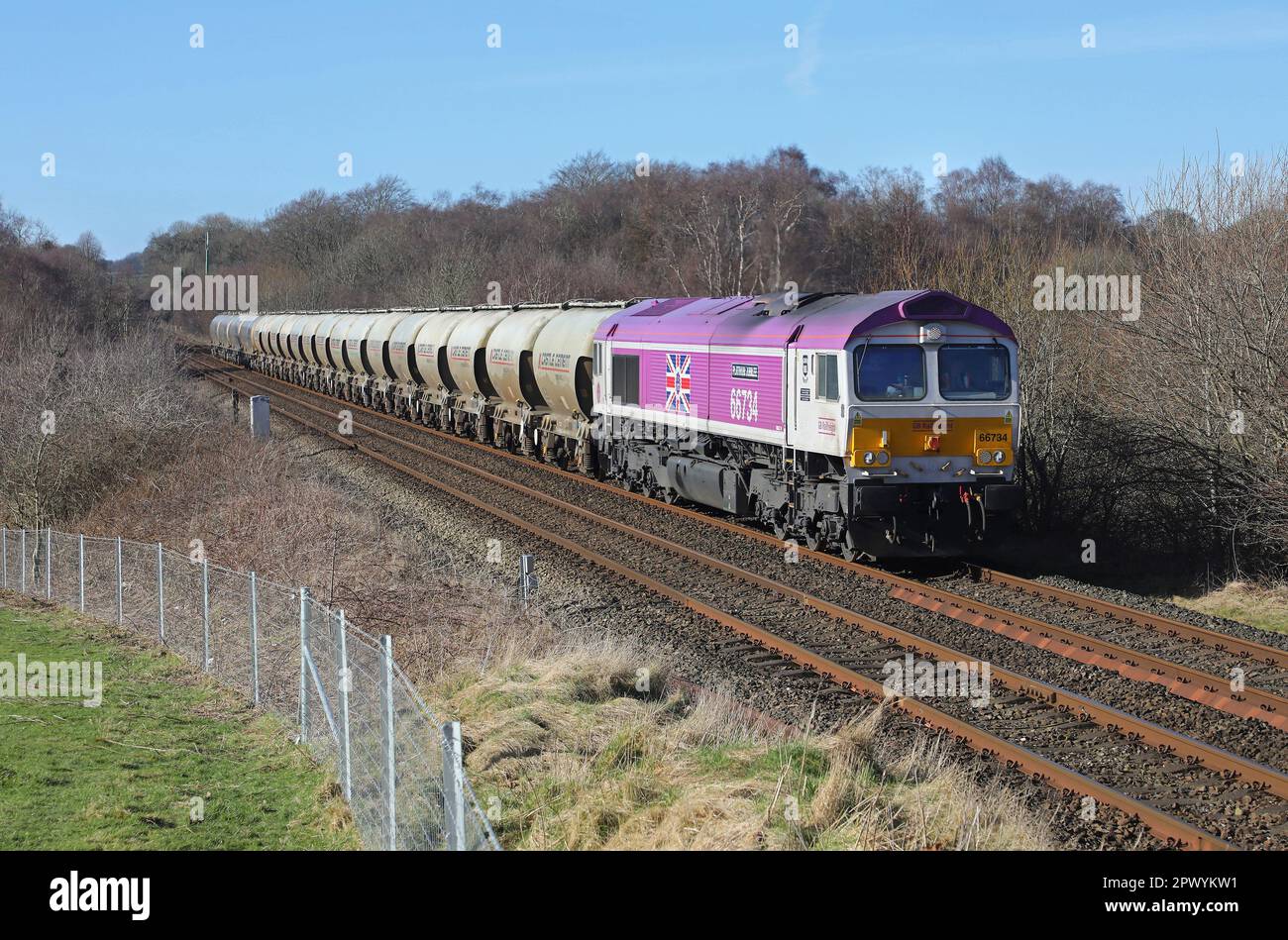 66734 passiert Cherry Tree auf der 23.2.23 mit 6M90 Avonmouth zu Clitheroe Leere Zemente. Stockfoto