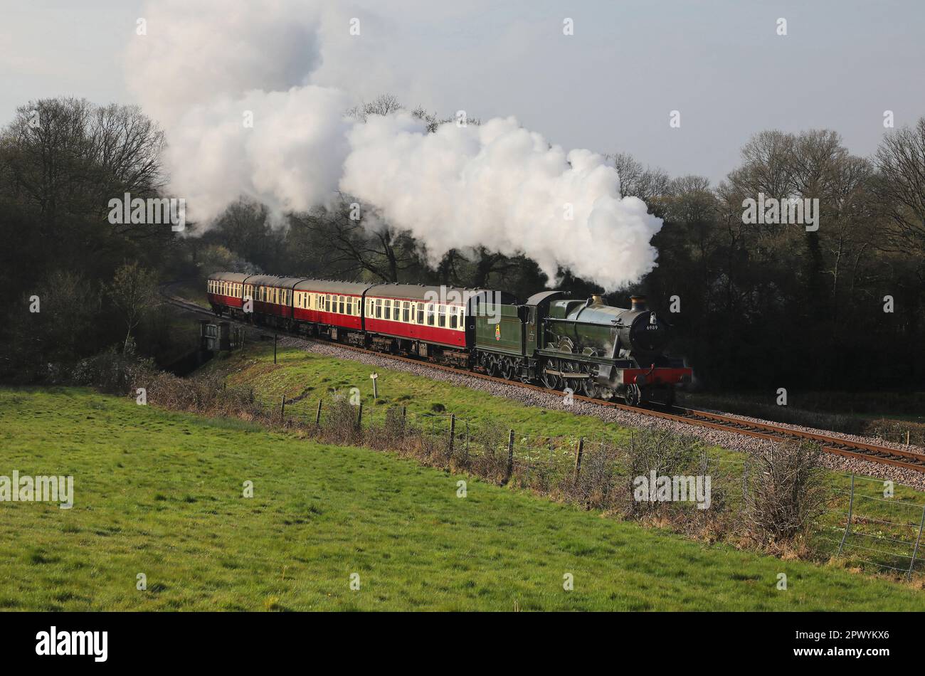 6989 'Wightwick Hall' fährt an der Nr. Ludwell vorbei, während einer herrlichen Jon Bowers Chartertour auf der Bluebell Railway. Stockfoto