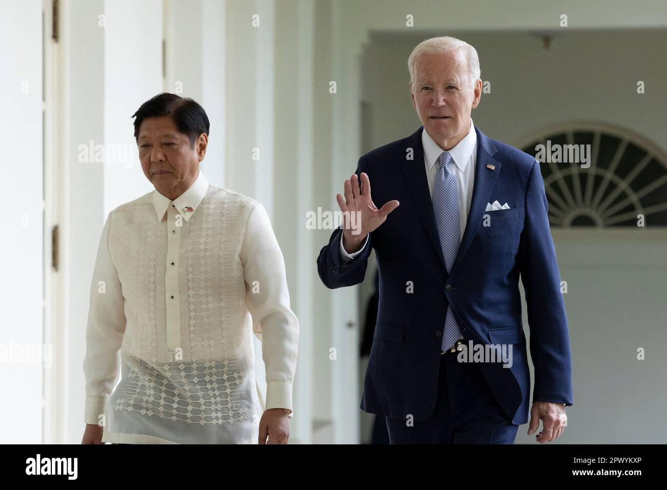 Washington, Usa. 01. Mai 2023. US-Präsident Joe Biden (R) und Präsident der Philippinen Ferdinand Marcos Jr. (L) Gehen Sie die Kolonnade hinunter zum Oval Office des Weißen Hauses in Washington, DC, USA, 01. Mai 2023. Der Besuch von Marcos Jr. im Weißen Haus findet statt, nachdem die USA und die Philippinen inmitten von Spannungen mit China in Bezug auf Taiwan Kriegsübungen durchgeführt haben. Kredit: Abaca Press/Alamy Live News Stockfoto