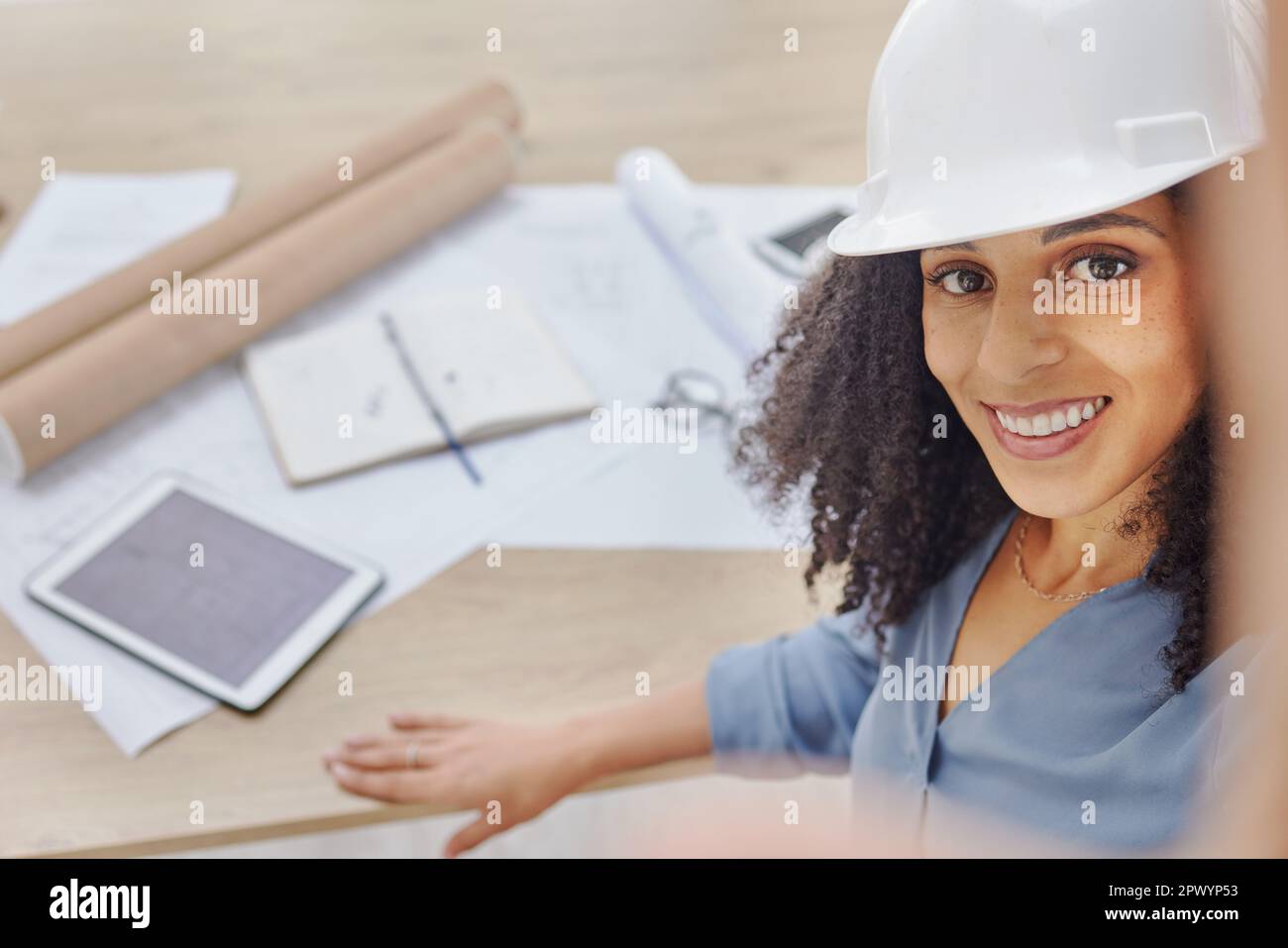 Technik, Architektur oder glückliche schwarze Frau, die ein Selfie macht, nachdem sie einen Grundriss im Bürogebäude gezeichnet hat. Bauingenieurwesen, Gesicht oder Porträt einer Stockfoto