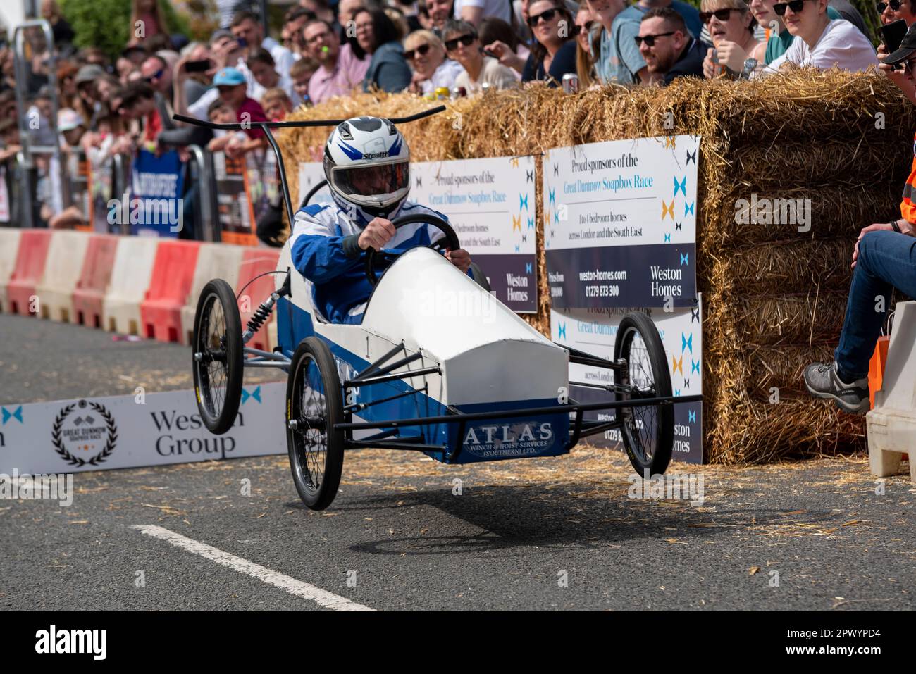 Team Atlas-Wagen im Great Dunmow Soapbox-Rennen 2023 in Essex, Großbritannien. Ich nehme die Sprungrampe. Winden- Und Hebeservice Von Atlas Stockfoto