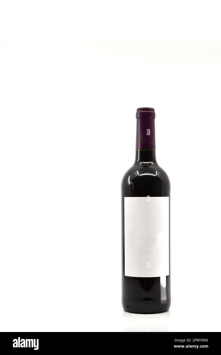 Ungeöffnete Flasche Rotwein mit leerem Etikett, isoliert auf weißem Hintergrund. Speicherplatz links und darüber kopieren. Stockfoto