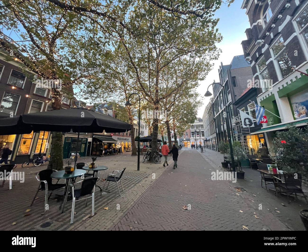 Delft, Niederlande - 15. Oktober 2021: Straßenblick und Stadtaufnahmen in Delft, einer wunderschönen Kleinstadt in den Niederlanden. Stockfoto