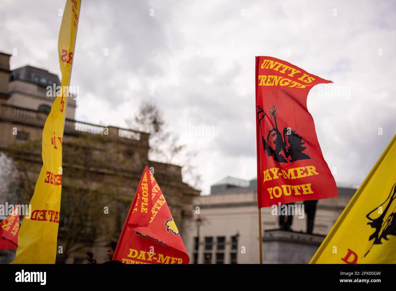 London, Großbritannien. 01. Mai 2023. Banner werden während der London May Day Rally und im März gezeigt. Organisationskomitee am Londoner Mai kämpft für angemessene Bezahlung und Arbeitsbedingungen, rettet Arbeitsplätze und Dienstleistungen und schafft gewerkschaftsfeindliche Gesetze ab. Kredit: SOPA Images Limited/Alamy Live News Stockfoto