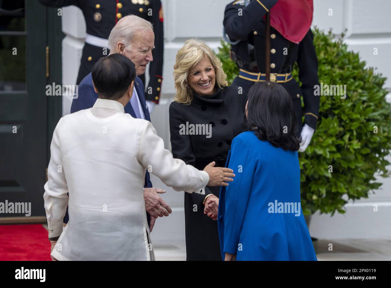 Washington, Usa. 01. Mai 2023. USA Präsident Joe Biden und First Lady Jill Biden begrüßen die Präsidentin der Philippinen Ferdinand R. Marcos Jr. und Frau Louise Araneta-Marcos am Südportico des Weißen Hauses in Washington, D.C. am Montag, den 1. Mai 2023. Marcos sagte, er sei „entschlossen, noch stärkere Beziehungen zu den USA aufzubauen“, bevor er sich mit Präsident Joe Biden trifft. Foto: Ken Cedeno/UPI Credit: UPI/Alamy Live News Stockfoto