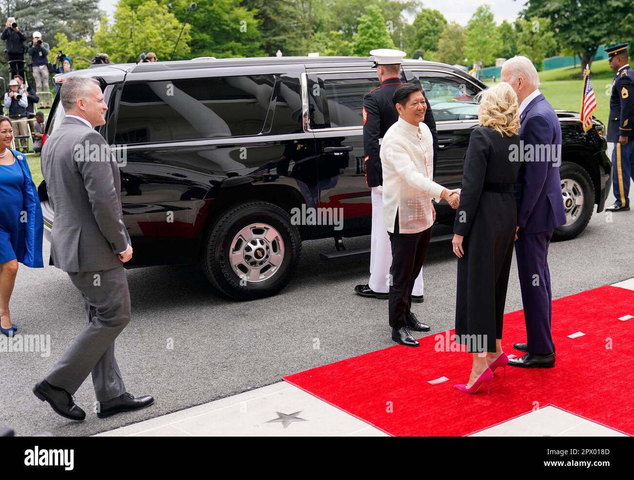 President Joe Biden and first lady Jill Biden welcome Philippines President Ferdinand Marcos Jr. and his wife Louise Araneta Marcos, left, as they arrive at the White House in Washington, Monday, May 1, 2023. (AP Photo/Carolyn Kaster) Stockfoto