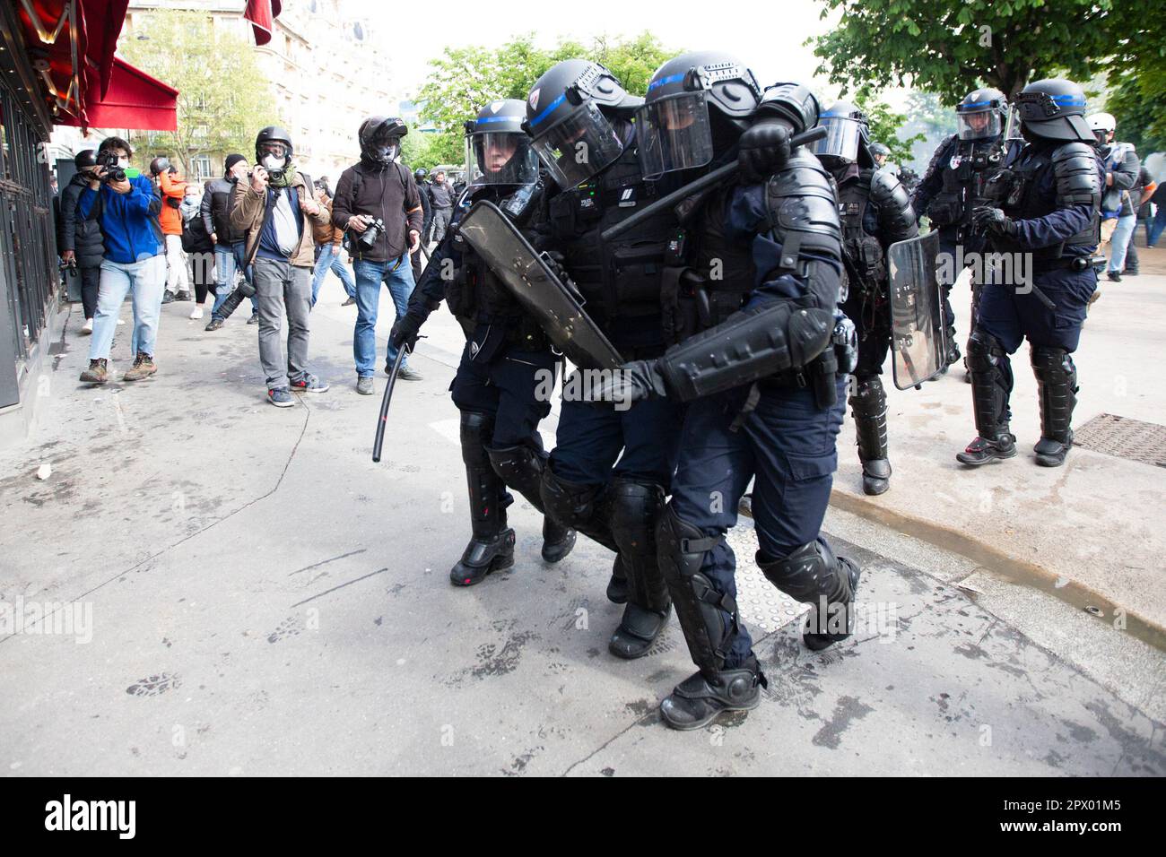 Demonstranten und französische Polizei treffen während der Bürgerkriegsaufstände am 1. Mai 2023 im Zentrum von Paris aufeinander. Viele kamen zu Wort, um ihre Abneigung gegen Präsident Macron und seine derzeitige Politik zum Ausdruck zu bringen. Bild eines verletzten französischen Polizeibeamten von Riot, der von zwei anderen Beamten unterstützt wird. Stockfoto