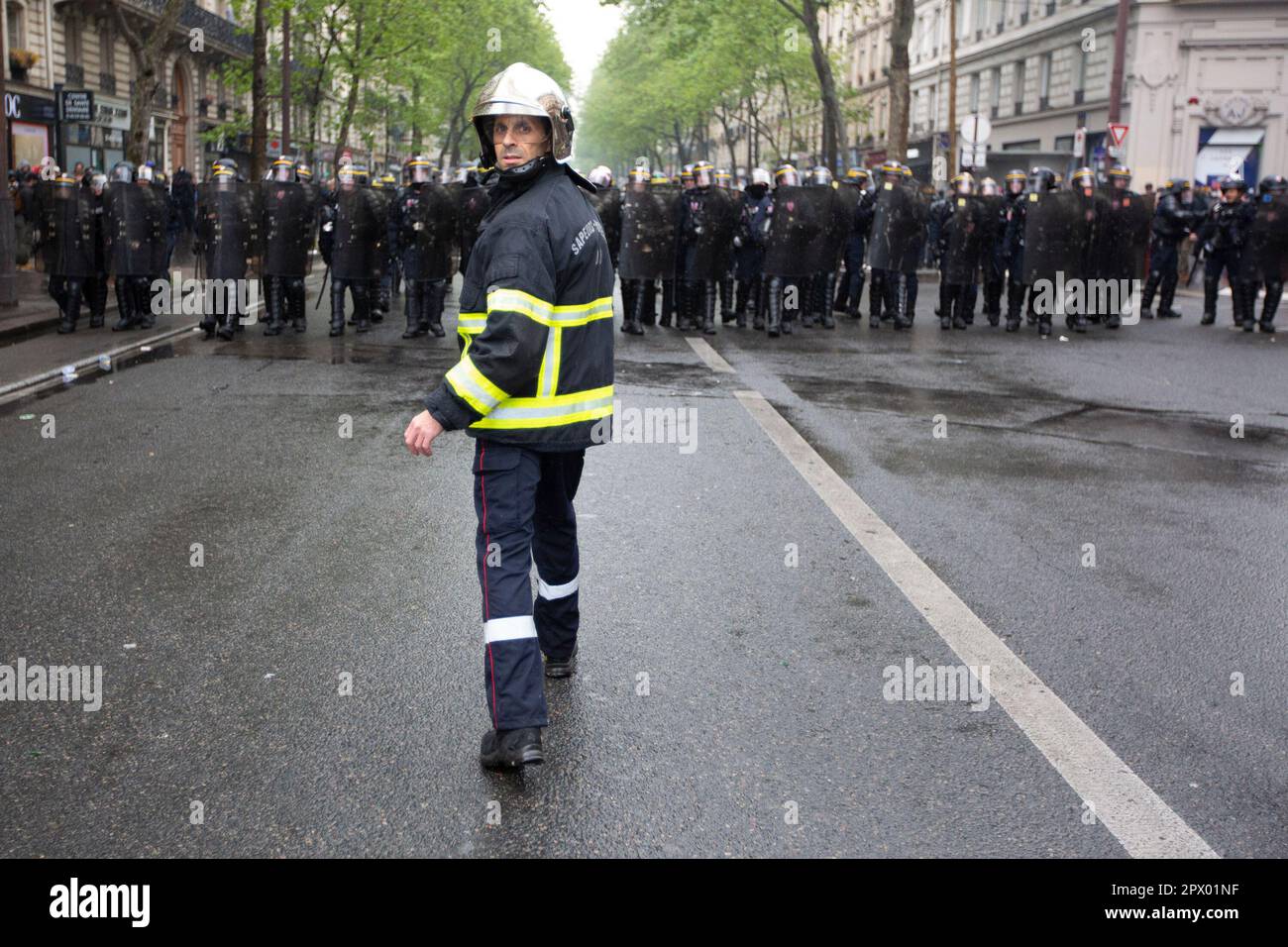 Demonstranten und französische Polizei streiten sich während der Mayday-Unruhen am 1. Mai 2023 im Zentrum von Paris. Viele kamen, um ihre Abneigung gegen Präsident Macron und seine derzeitige Politik zum Ausdruck zu bringen. Stockfoto