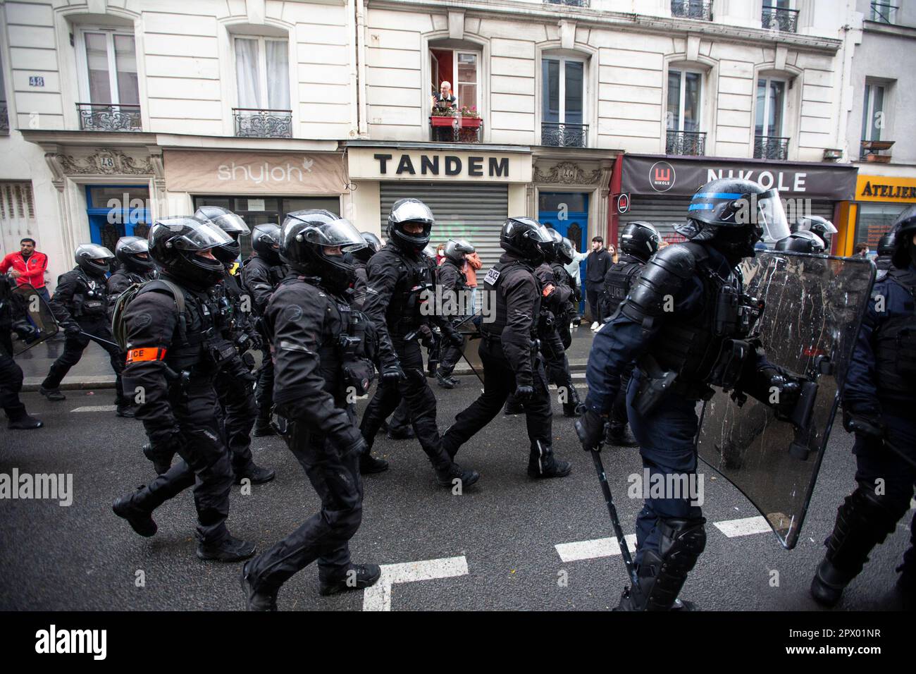 1. Mai 2023 Demonstranten und französische Polizei treffen sich während der Bürgerkriegsaufstände am 1. Mai 2023 im Zentrum von Paris. Viele kamen zu Wort, um ihre Abneigung gegen Präsident Macron und seine derzeitige Politik zum Ausdruck zu bringen. Hier ist eine Gruppe französischer Polizei zu sehen, die eingesetzt wird. Stockfoto