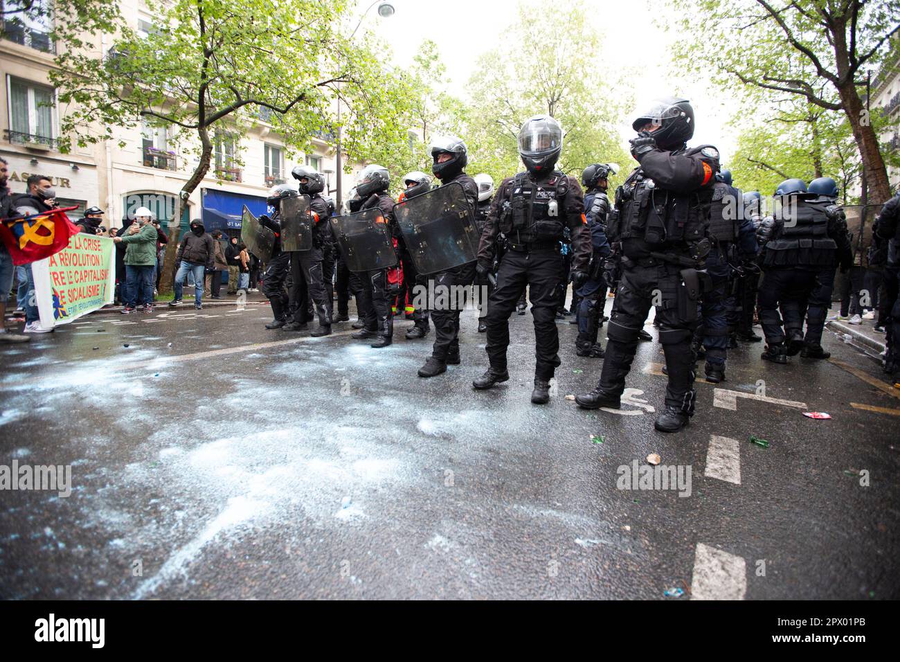Mai 2023. Demonstranten und französische Polizei treffen während der Bürgerkriegsaufstände am 1. Mai 2023 im Zentrum von Paris aufeinander. Viele kamen zu Wort, um ihre Abneigung gegen Präsident Macron und seine derzeitige Politik zum Ausdruck zu bringen. Stockfoto
