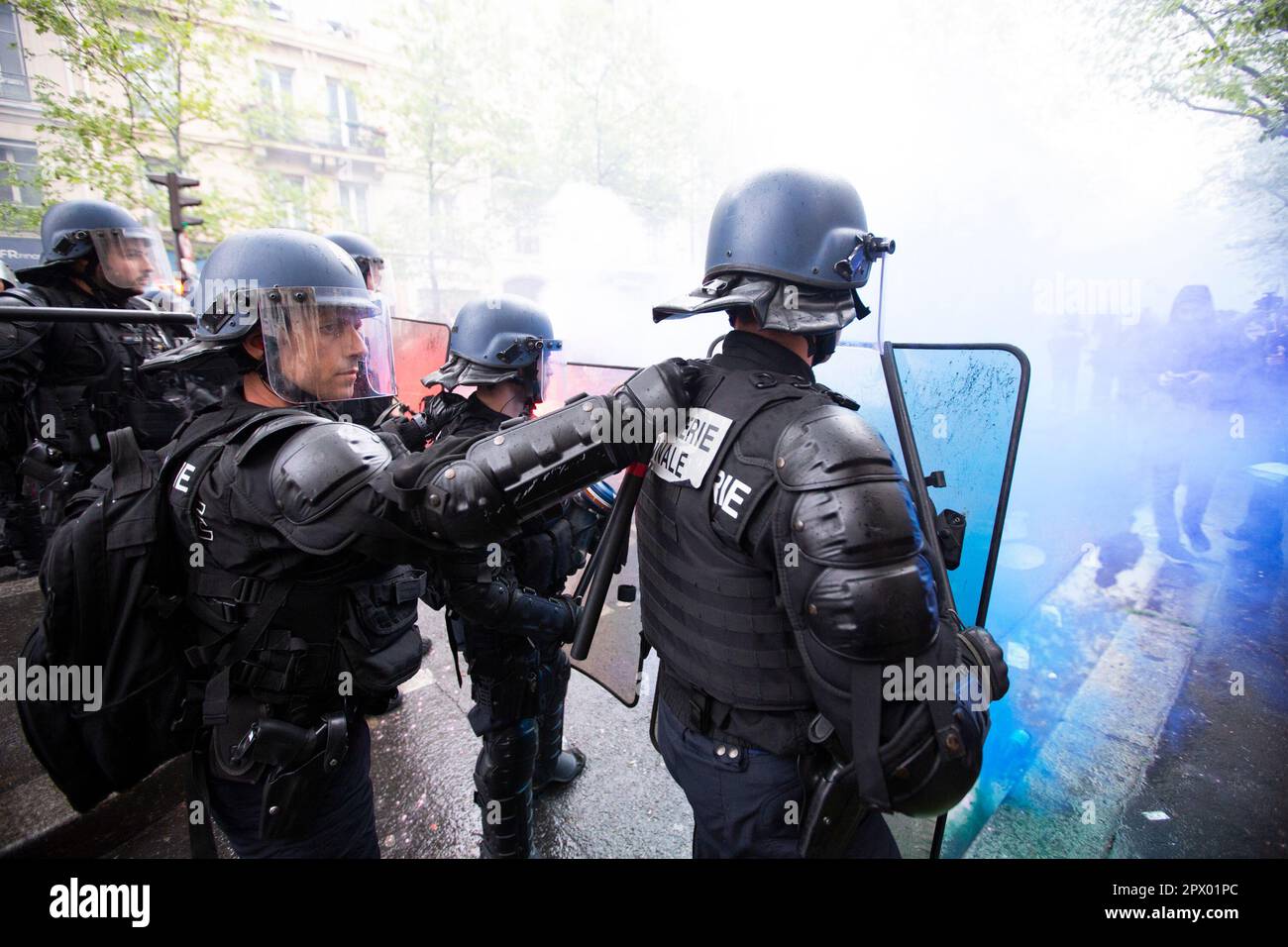 Demonstranten und französische Polizei streiten sich während der Mayday-Unruhen am 1. Mai 2023 im Zentrum von Paris. Viele kamen, um ihre Abneigung gegen Präsident Macron und seine derzeitige Politik zum Ausdruck zu bringen. Stockfoto