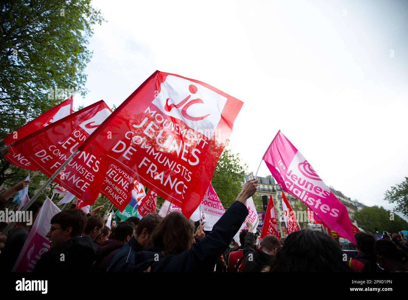 Paris, Frankreich. 1. Mai 2023 Jugendbewegung für Kommunisten Frankreichs nimmt am 1. 2023. Mai an einer Demonstration Teil, um gegen die Rentenreformen von Präsident Macrons zu protestieren, die das Rentenalter in Frankreich von 62 auf 64 Jahre erhöhen. Die Demonstration im Mai 1. ist eine jährliche Veranstaltung, bei der die Rechte der Arbeitnehmer hervorgehoben werden, und dieses Jahr war sie aufgrund der jüngsten Reformen der Regierungen konfrontativer als in den Vorjahren. Stockfoto