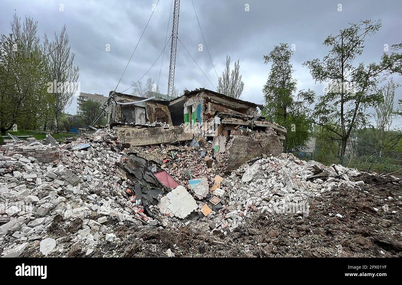 Pavlograd, Ukraine. 01. Mai 2023. Beschädigte Häuser durch russische Bomben wurden am 1. Mai 2023 in Pavlograd, Ukraine, beobachtet. Der Leiter der Regionalmilitärisch-Verwaltung von Dnipro, Serhii Lysak, sagte, dass bei den Anschlägen auf den Bezirk Pavlohrad 34 Menschen, darunter fünf Kinder, verletzt wurden. Foto: Ukrainische Polizei der Region Dnipropetrovsk/UPI Kredit: UPI/Alamy Live News Stockfoto