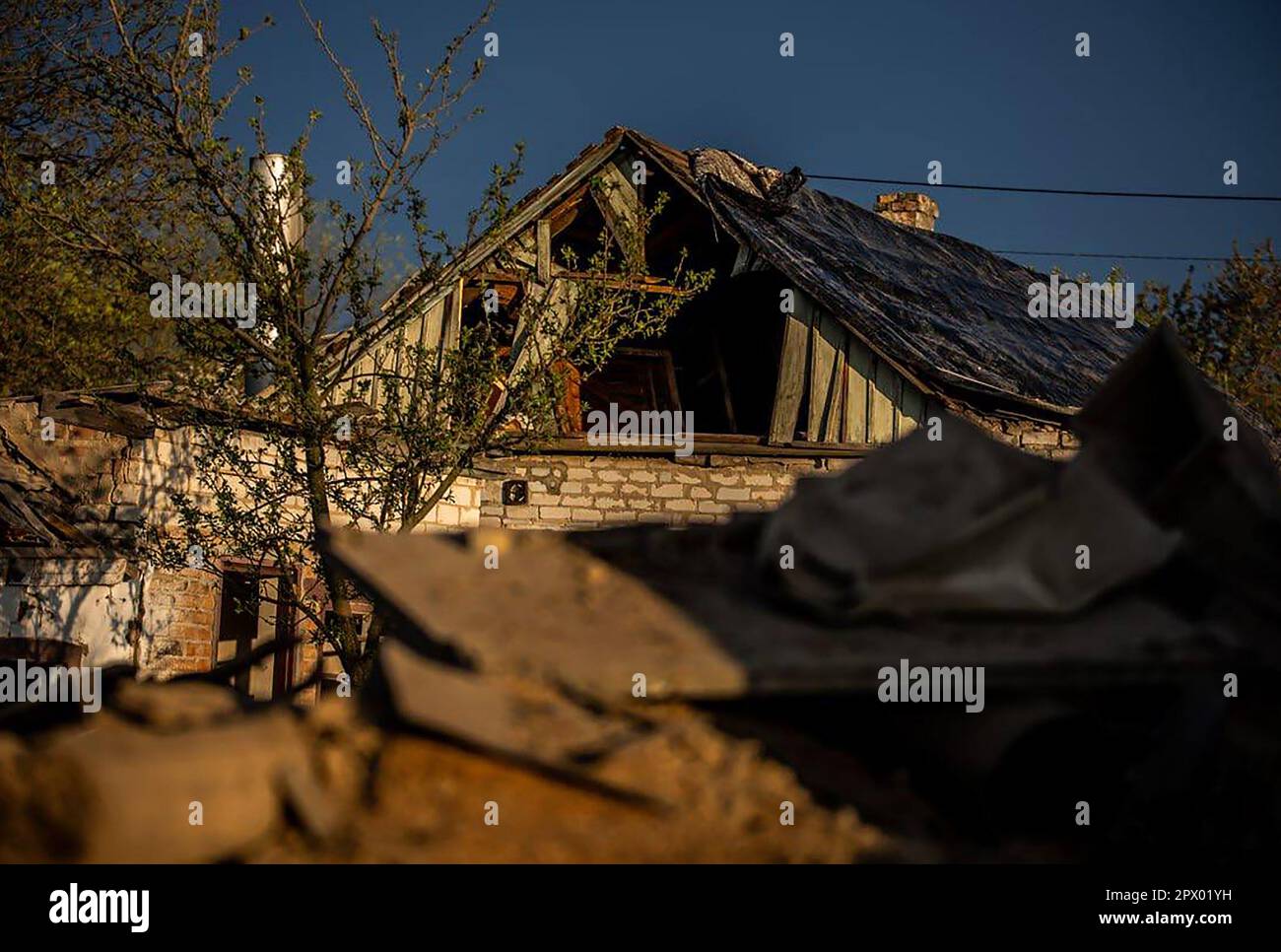 Pavlograd, Ukraine. 01. Mai 2023. Am 1. Mai 2023 wurde in Pavlograd, Oblast Dnipropetrovsk, Ukraine, ein durch russische Bombenanschläge zerstörtes Haus gesehen. Der Leiter der Regionalmilitärisch-Verwaltung von Dnipro, Serhii Lysak, sagte, dass bei den Anschlägen auf den Bezirk Pavlohrad 34 Menschen, darunter fünf Kinder, verletzt wurden. Foto: Dnipropetrovsk Regional State Administration/UPI Credit: UPI/Alamy Live News Stockfoto