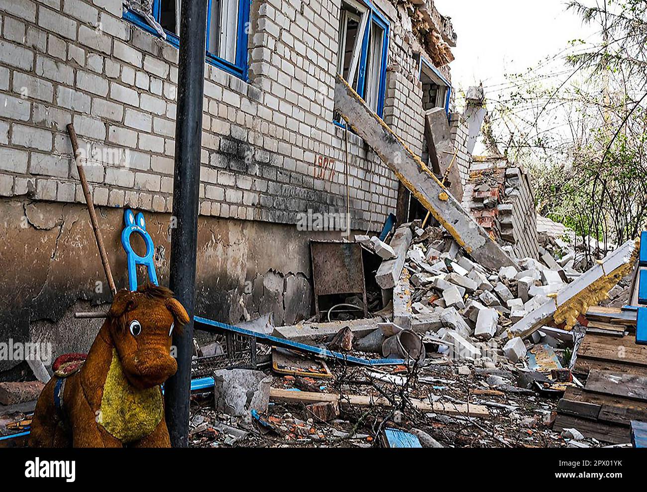 Pavlograd, Ukraine. 01. Mai 2023. Beschädigte Häuser durch russische Bomben wurden am 1. Mai 2023 in Pavlograd, Ukraine, beobachtet. Der Leiter der Regionalmilitärisch-Verwaltung von Dnipro, Serhii Lysak, sagte, dass bei den Anschlägen auf den Bezirk Pavlohrad 34 Menschen, darunter fünf Kinder, verletzt wurden. Foto: Ukrainische Polizei der Region Dnipropetrovsk/UPI Kredit: UPI/Alamy Live News Stockfoto