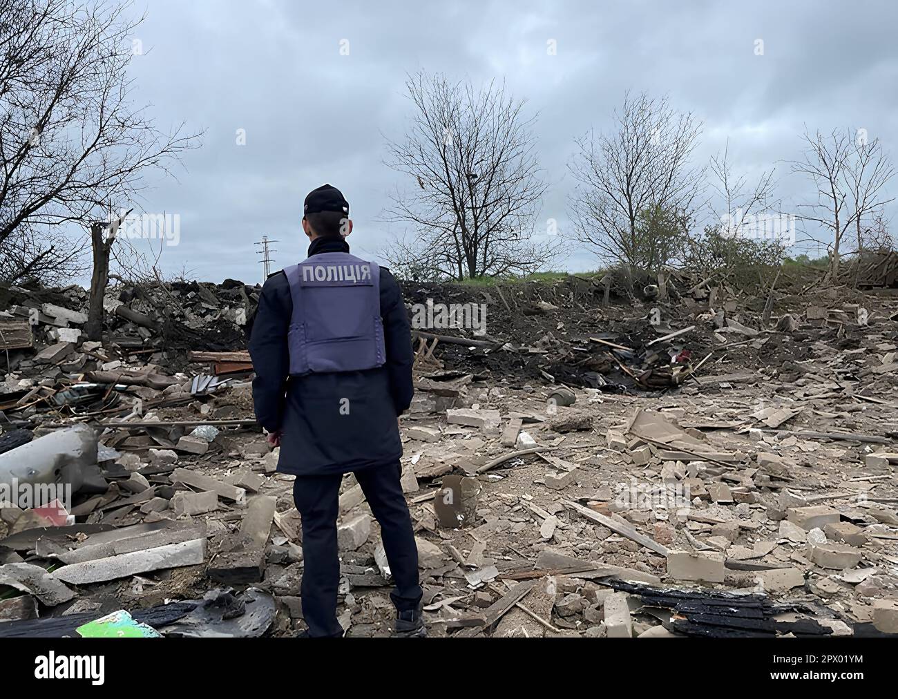 Pavlograd, Ukraine. 01. Mai 2023. Ein ukrainischer Soldat inspiziert die beschädigten Häuser am 1. Mai 2023 in Pavlograd, Ukraine. Der Leiter der Regionalmilitärisch-Verwaltung von Dnipro, Serhii Lysak, sagte, dass bei den Anschlägen auf den Bezirk Pavlohrad 34 Menschen, darunter fünf Kinder, verletzt wurden. Foto: Ukrainische Polizei der Region Dnipropetrovsk/UPI Kredit: UPI/Alamy Live News Stockfoto