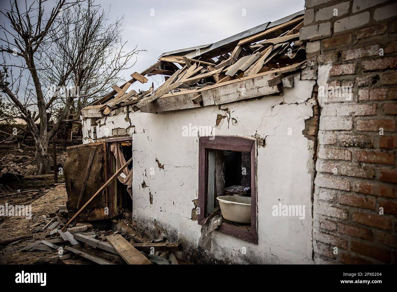 Pavlograd, Ukraine. 01. Mai 2023. Am 1. Mai 2023 wurde in Pavlograd, Oblast Dnipropetrovsk, Ukraine, ein durch russische Bombenanschläge zerstörtes Haus gesehen. Der Leiter der Regionalmilitärisch-Verwaltung von Dnipro, Serhii Lysak, sagte, dass bei den Anschlägen auf den Bezirk Pavlohrad 34 Menschen, darunter fünf Kinder, verletzt wurden. Foto: Dnipropetrovsk Regional State Administration/UPI Credit: UPI/Alamy Live News Stockfoto
