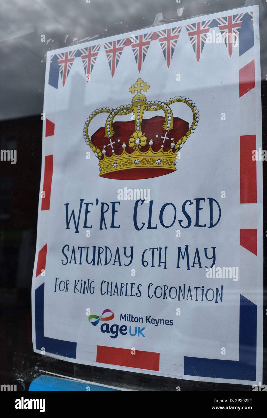 Hinweis im Age UK Charity Shop: 'Wir sind am Samstag, den 6. Mai wegen der Krönung von König Karl geschlossen'. Stockfoto