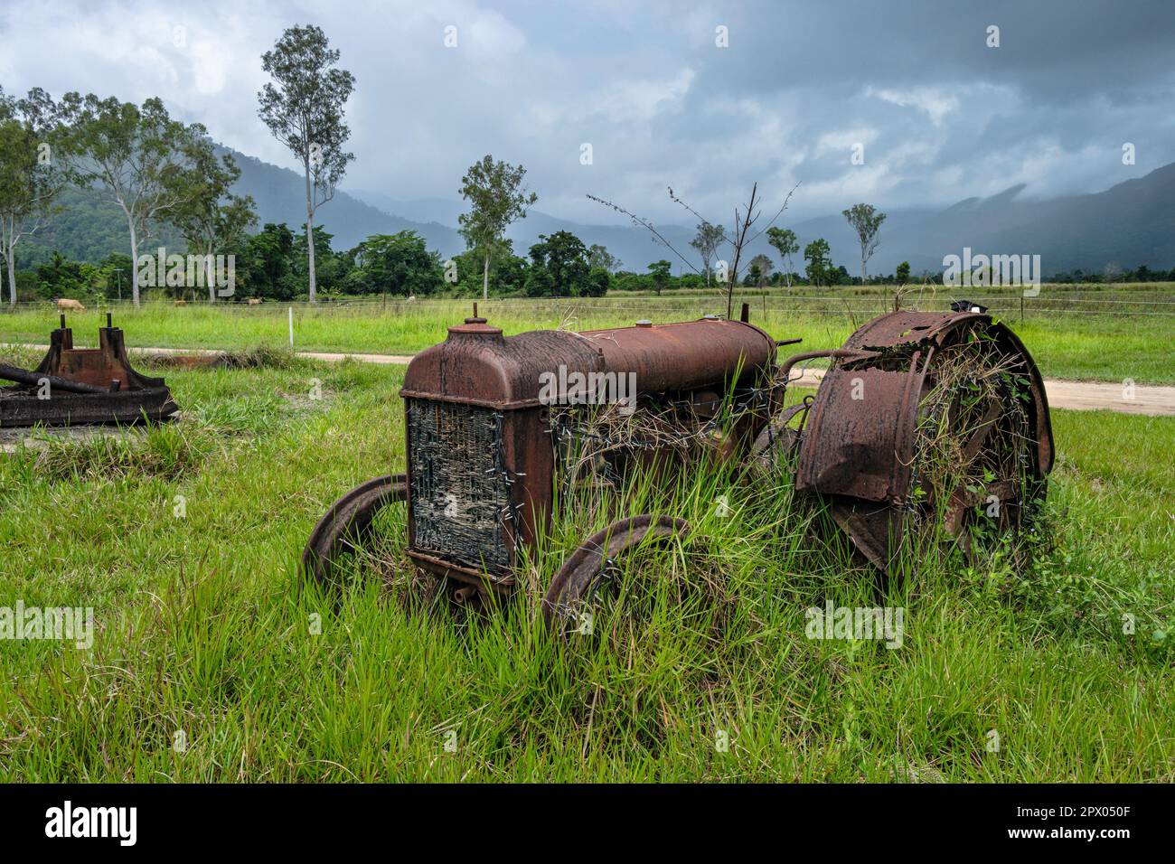 Ein rostender Oldtimer-Traktor neben der Murray Falls Road, Murray Upper, Queensland, Australien Stockfoto