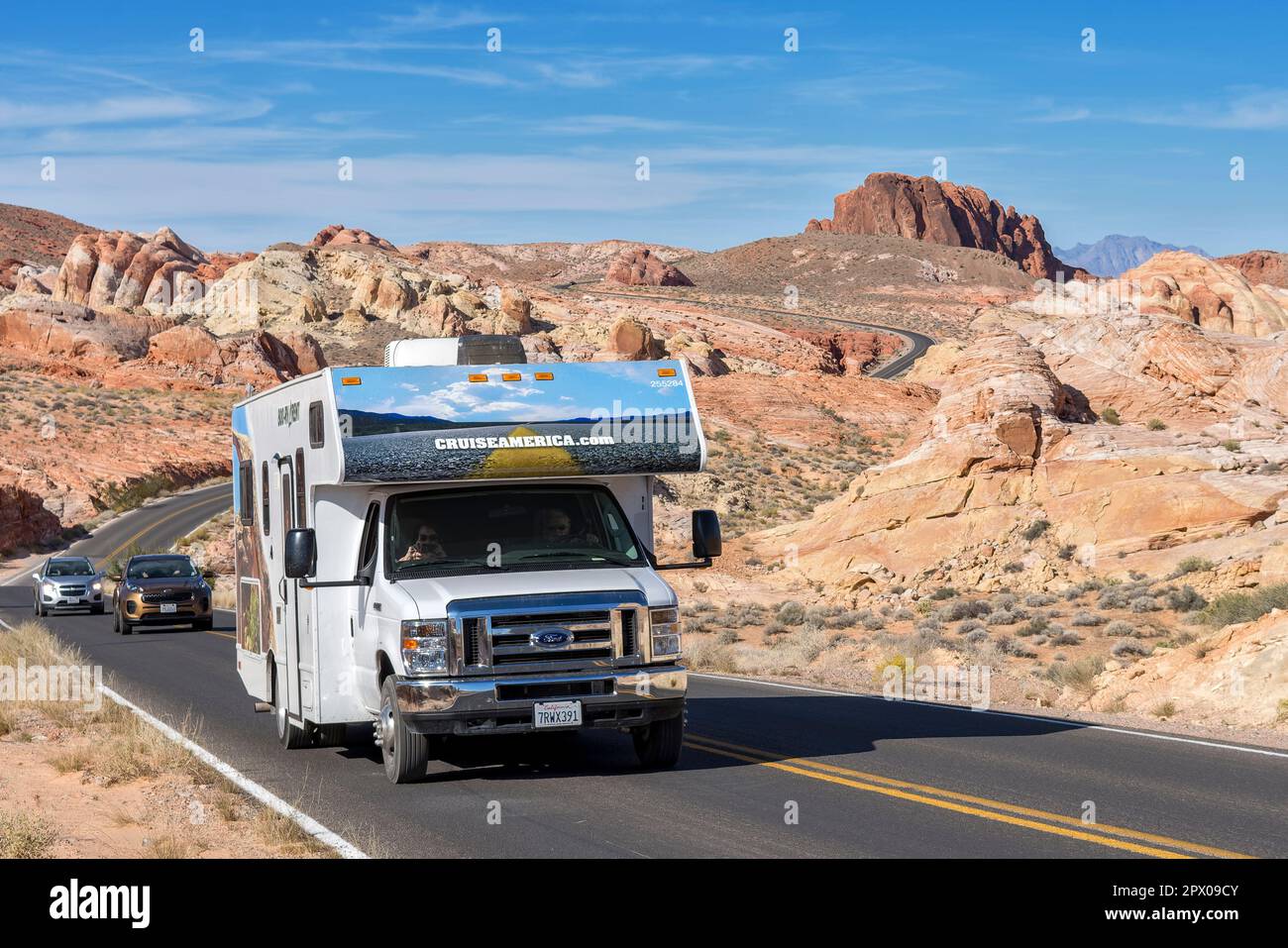 Kreuzfahrt mit dem Mietwagen America auf der malerischen Fahrt am Rainbow Vista im Valley of Fire State Park vorbei an farbenfroher Wüstenlandschaft Stockfoto
