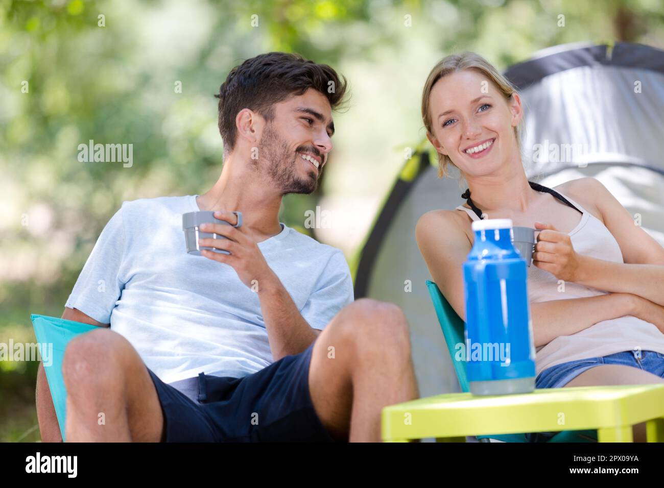 Ein junges Paar frühstückt im Camping Stockfoto