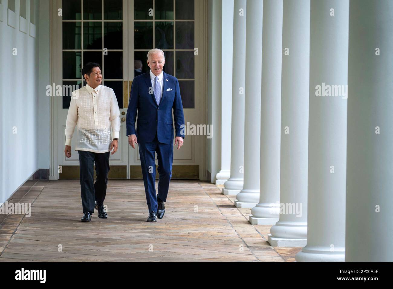 Washington, USA. 01. Mai 2023. Präsident Joe Biden geht mit Ferdinand R. Marcos Jr. entlang der Kolonnade Präsident der Republik der Philippinen, während die beiden Führer am Montag, den 1. Mai 2023, zu einem Treffen im Oval Office aufbrechen. (Foto von Doug Mills/The New York Times) Kredit: Abaca Press/Alamy Live News Stockfoto