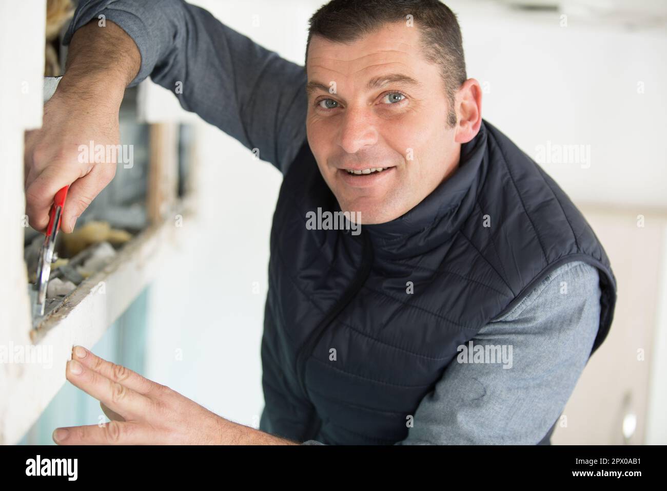 Mann in der Werkstatt und in der Produktion Stockfoto