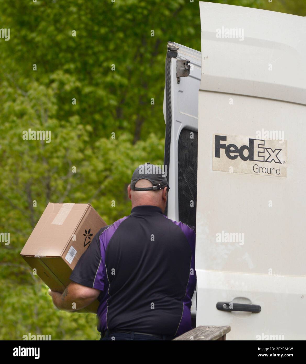 Ein Bundesexpresslieferant liefert ein Paket in Abingdon, Virginia. Stockfoto