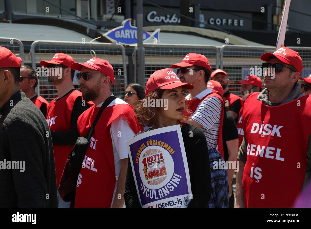 Konak, Izmir - Türkei - 05,01,2023: Gewerkschaften und politische Parteien feiern den 1. Mai, den Internationalen Tag der Arbeiter in Izmir, Türkei. Stockfoto