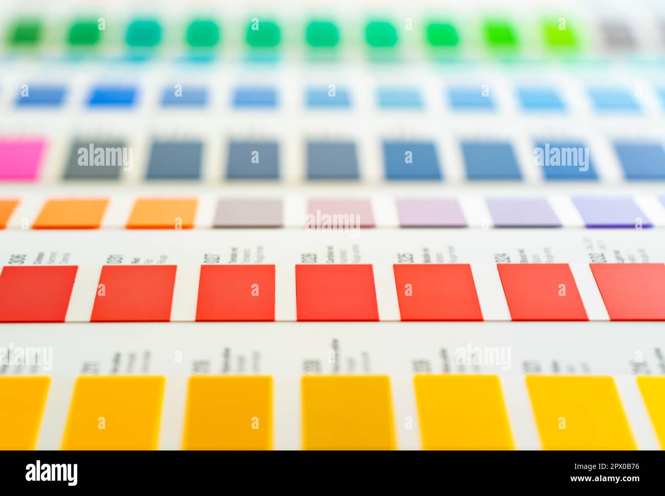 Leuchtende Farbmuster – Klebefolie – mit Farbnamen und Codes, Nahaufnahme mit geringer Tiefenschärfe Stockfoto
