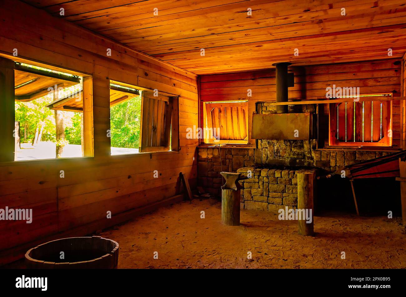 Im Baldwin County Bicentennial Park, 22. April 2023 in Stockton, Alabama, ist ein Schmied aus dem 19. Jahrhundert zu sehen. Stockfoto