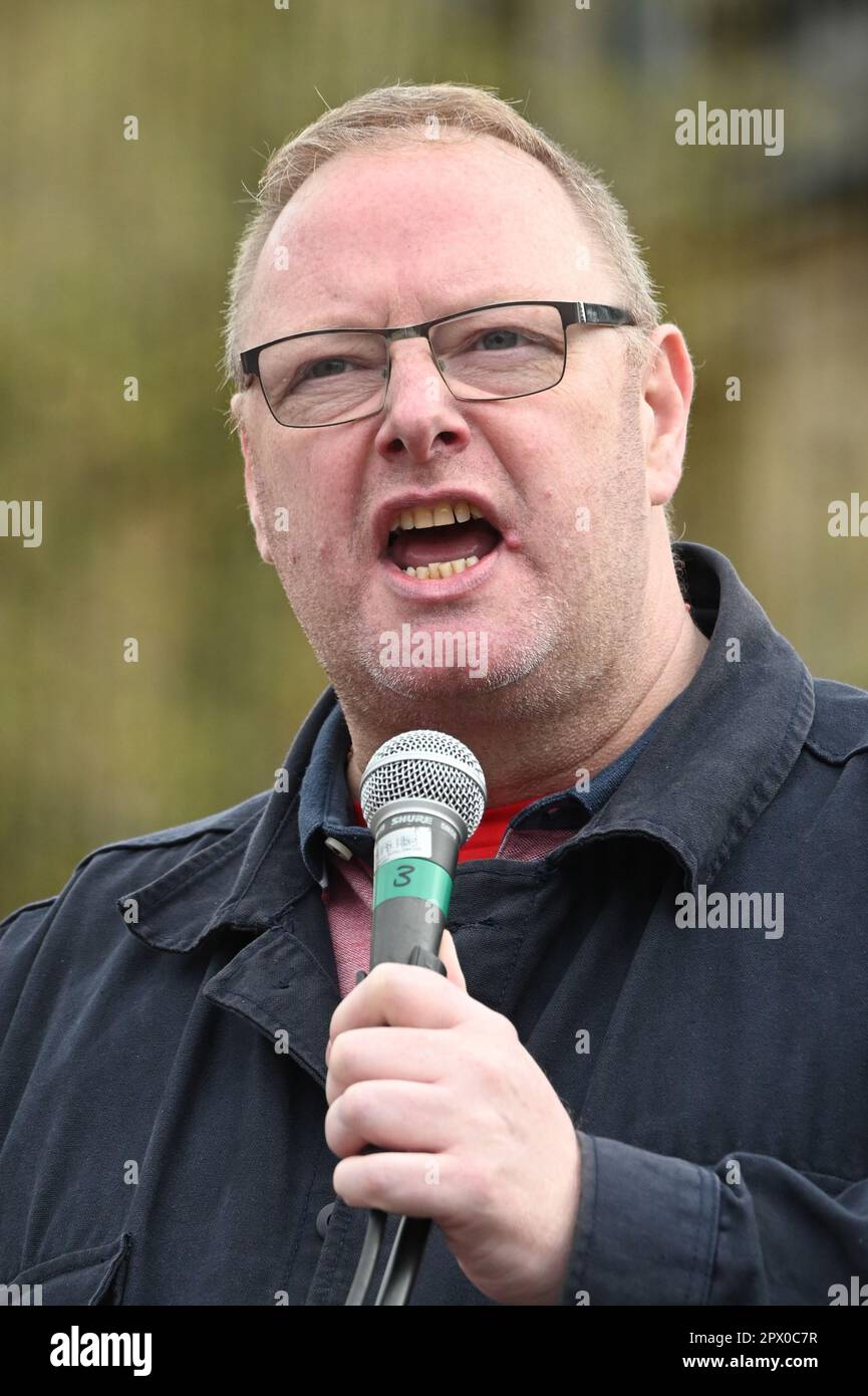 London, Großbritannien. 1. Mai 2023; Sprecher Martin Cavanagh, stellvertretender Vorsitzender der Gewerkschaft für öffentliche und kommerzielle Dienstleistungen, vertritt die Arbeitnehmer am Tag der Arbeit. Die Union und die Arbeiterklasse kämpfen auch für den Sozialismus gegen den kapitalistischen Bruch am Trafalgar Square. Kredit: Siehe Li/Picture Capital/Alamy Live News Stockfoto