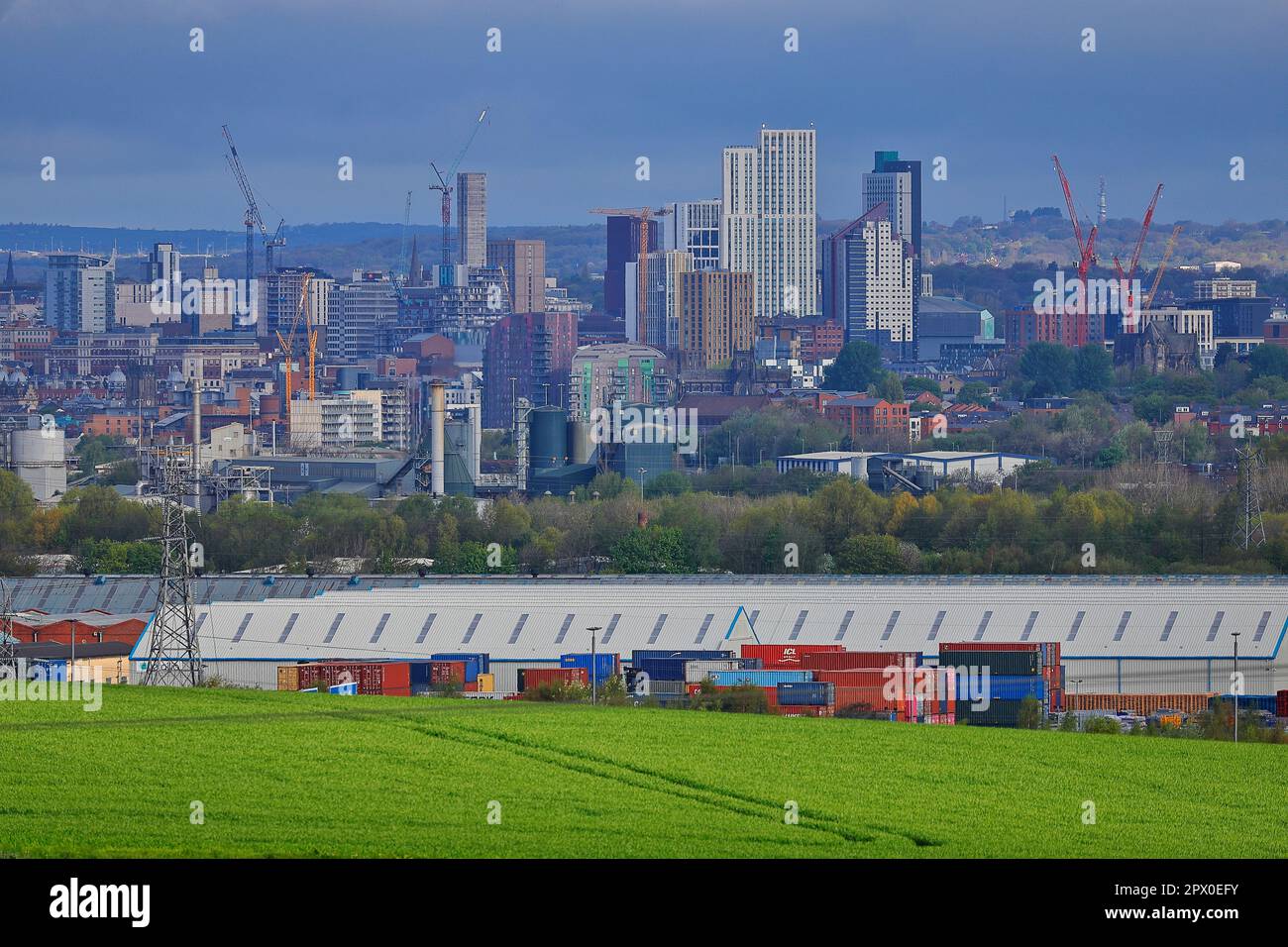 Ein Blick auf die Skyline von Leeds City Centre aus einer Entfernung von etwa 4 Meilen entfernt Stockfoto