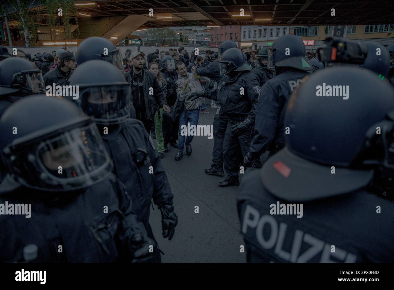 Am 1. Mai 2023 nahmen Tausende von Menschen an der Demonstration zum Maitag in Berlin Teil. Die Demonstration "Revolutionär Mai 1." in Kreuzberg endete vorzeitig, wobei die Polizei die Vorwürfe der Kettling-Demonstranten abstreitete. Stattdessen bestand die Polizei darauf, dass die mobilen Barrikaden am Kottbusser Tor zum Schutz ihrer Station eingerichtet wurden. Der Engpass im New Kreuzberg Center war eher auf seine Architektur als auf einen absichtlichen Umzug hin zu Kettle-Demonstranten zurückzuführen. Aufgrund der überfüllten Menschenmassen am Kottbusser Tor hatten viele Demonstranten Klaustrophobie, und es gab Berichte über lautes Feuerwerk cau Stockfoto