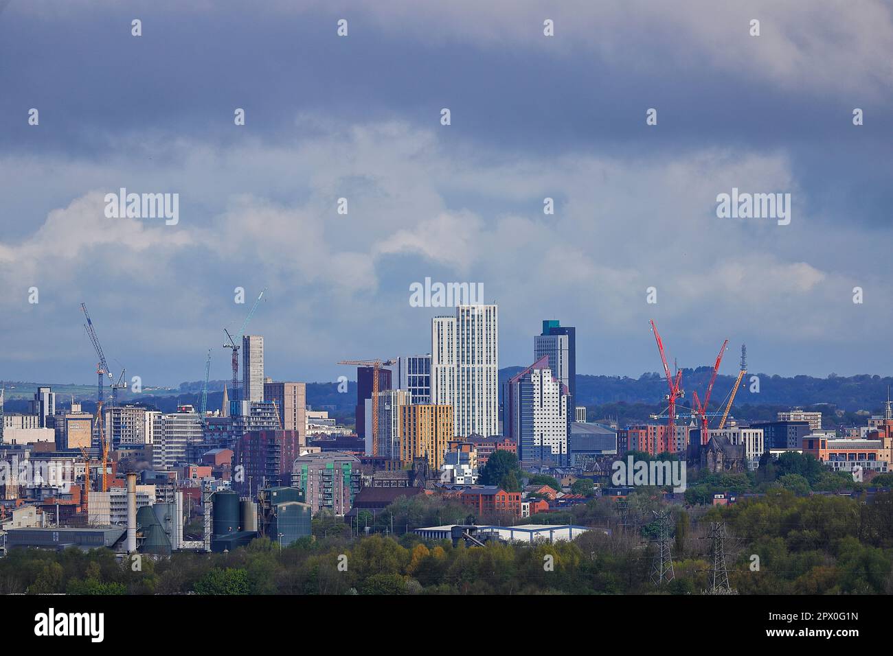 Ein Blick auf die Skyline von Leeds City Centre aus einer Entfernung von etwa 4 Meilen entfernt Stockfoto