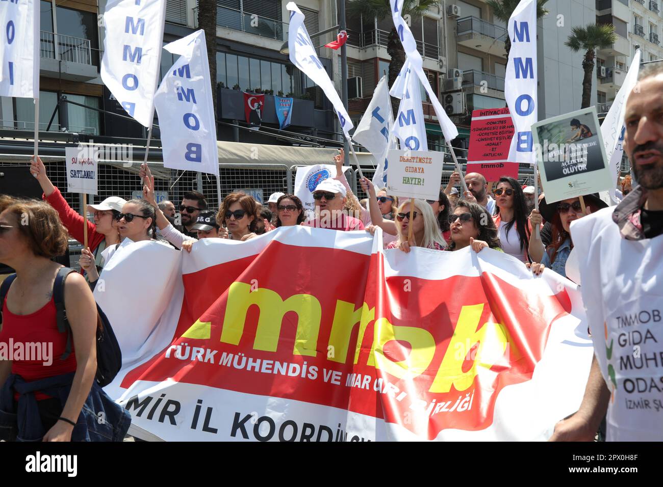 Konak, Izmir - Türkei - 05,01,2023: Gewerkschaften und politische Parteien feiern den 1. Mai, den Internationalen Tag der Arbeiter in Izmir, Türkei. Stockfoto