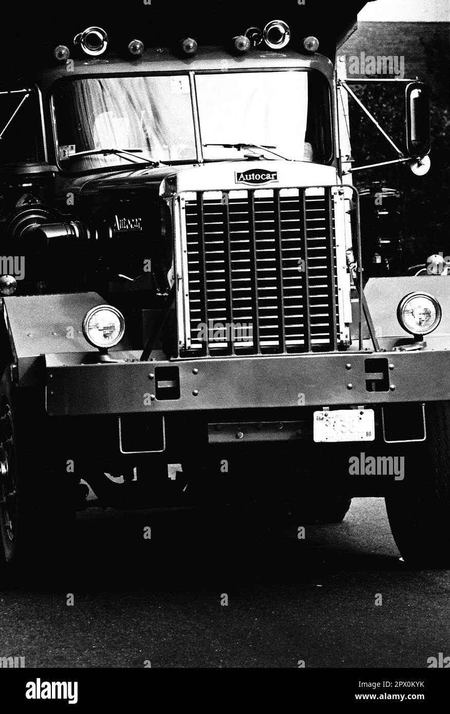 AJAXNETPHOTO. 1980. PROVIDENCE, RHODE ISLAND, USA. DIE ÄLTESTE MARKE IN DER WESTLICHEN HEMISPHÄRE. EIN MÜLLWAGEN DER MARKE AUTOCAR. DIE MARKE AUTOCAR IST BERÜHMT FÜR IHRE SCHWEREN NUTZFAHRZEUGE. FOTO: JONATHAN EASTLAND/AJAXREF:232404 112 Stockfoto