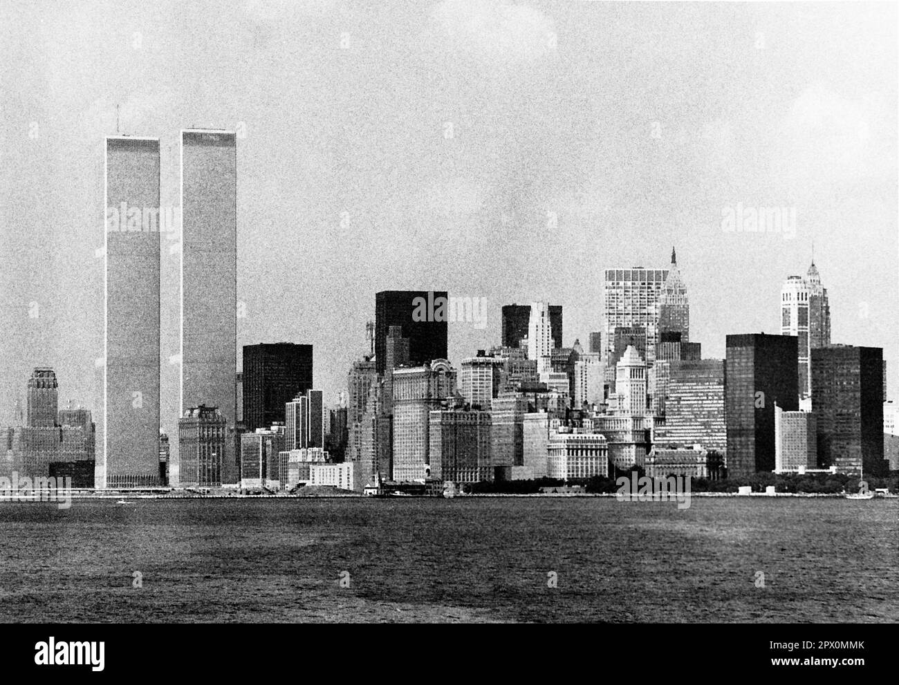 AJAXNETPHOTO. JULI 1975. NEW YORK, USA. - IKONISCHE SKYLINE VON LOWER MANHATTAN - VOM MEER AUS GESEHEN; ZWEI TÜRME DES WELTHANDELSZENTRUMS AUF DER LINKEN SEITE. FOTO: JONATHAN EASTLAND/AJAXREF: 232404 107 Stockfoto