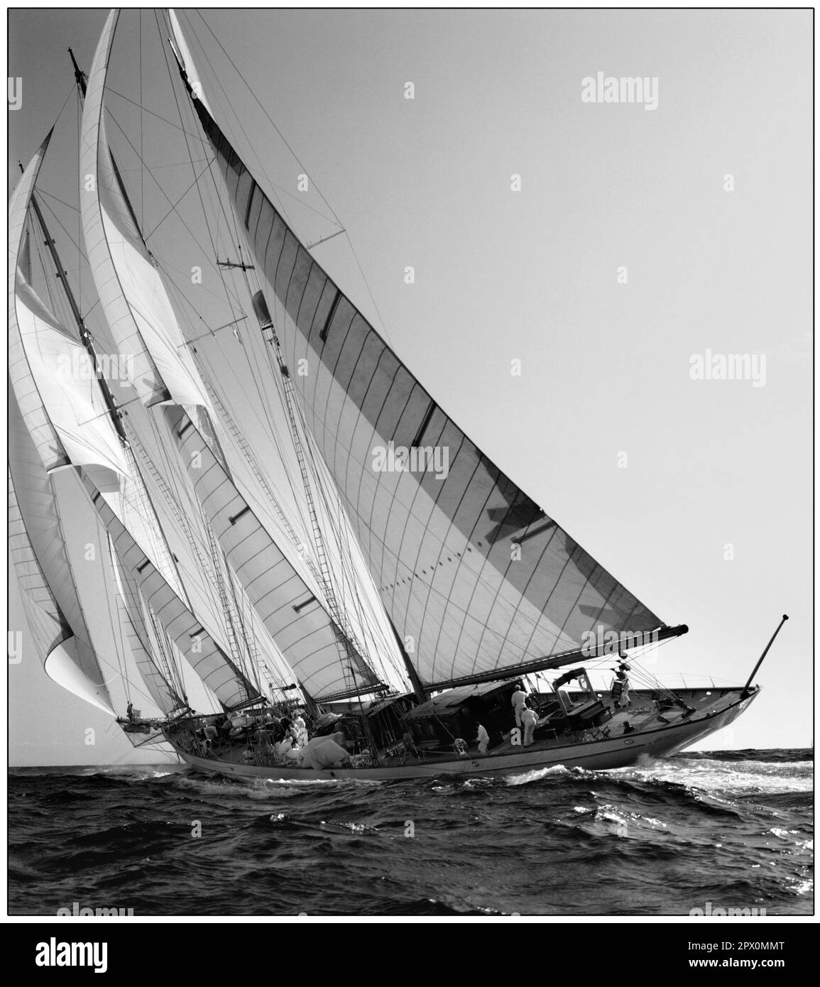 AJAXNETPHOTO. 1992. ST. TROPEZ, FRANKREICH. - SEA SPRAY YACHTING - DER DREI-MAST-TOPSAIL-SCHONER ADIX, DER WÄHREND DER NIOULARGUE REGATTA IM GANGE IST.PHOTO:JONATHAN EASTLAND/AJAX REF:1992 1 Stockfoto