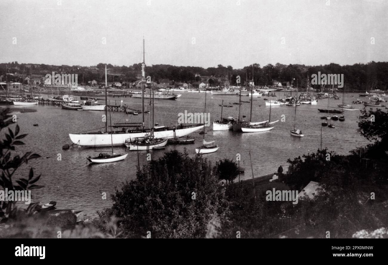 AJAXNETPHOTO. 1950S (CA.). HAMBLE RIVER, ENGLAND. - EIN KLASSIKER DER GROSSEN KLASSE - DAS YACHT LULWORTH (EX TERPSICHORE) CENTER LINKS VON DER ALTEN BURSLEDON HÖHE MIT BLICK AUF DEN BURSLEDON POOL UND (ENTFERNT) DIE SWANWICK KÜSTE. DIE YACHT WURDE SPÄTER AUF DEM CRABLECK YARD FESTGEMACHT UND VON EHEMANN UND FRAU RICHARD UND RENE LUCAS VIELE JAHRE LANG ALS HAUSBOOT GENUTZT, BEVOR SIE VON NEUEN BESITZERN IN VIAREGGIO, ITALIEN, RESTAURIERT WURDE. DIE YACHT WURDE VON DEN WEISSEN BRÜDERN ALS GROSSKLASSENSCHNEIDER GEBAUT. DIE ITCHEN-FÄHRE ENTWARF 1920 HERBERT WILLIAM WHITE. FOTO: SUSANNAH RITCHIE COLLECTION/AJAX REF:SR195O A3 Stockfoto
