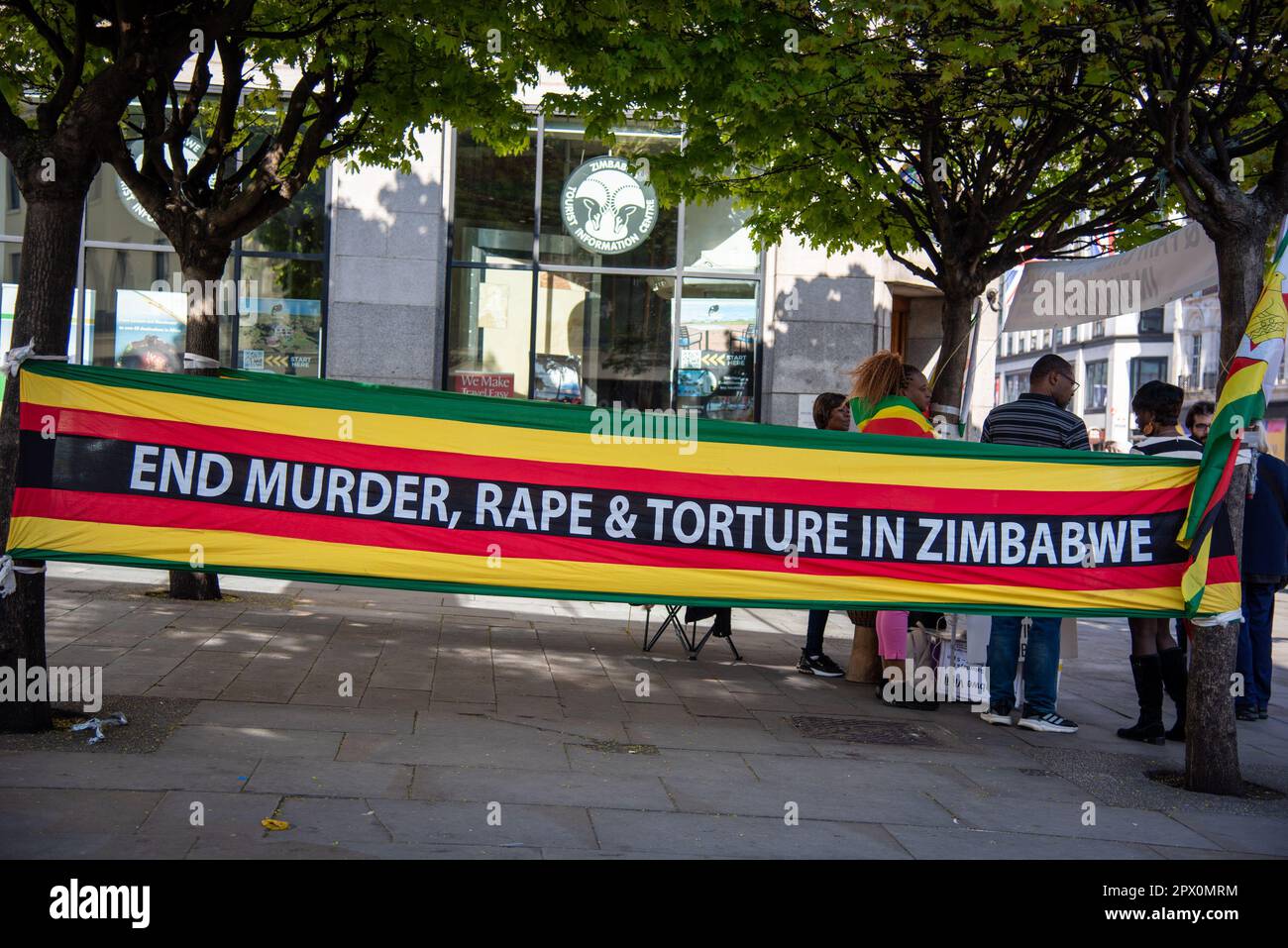 London, Großbritannien. 29. April 2023. Aktivisten stehen neben einem großen Banner, das während der Demonstration in Simbabwe zur Unterstützung freier und fairer Wahlen in Simbabwe ihre Meinung zum Ausdruck brachte. Aktivisten versammeln sich in der Nähe der Londoner Botschaft Simbabwes, während der Präsident Simbabwes "freie und faire" Wahlen verspricht. Kredit: SOPA Images Limited/Alamy Live News Stockfoto