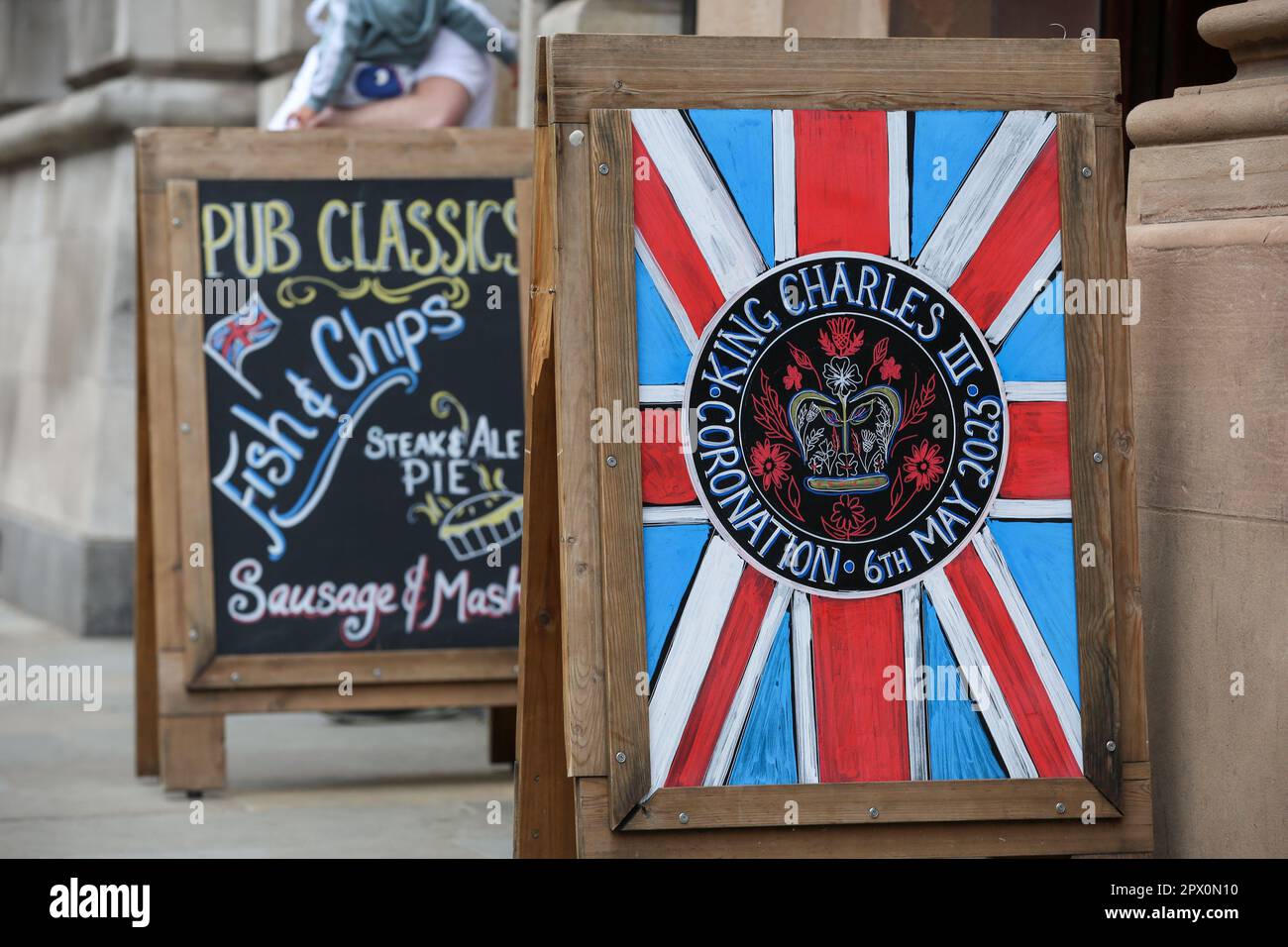 London, Großbritannien. 01. Mai 2023. Vor einem Pub in Westminster, im Zentrum von London, befindet sich ein „Union Jack“-Board der Krönung, um die Krönung von König Karl III. Vorzubereiten. Die Krönung von König Karl III. Und Königin Camilla findet am 6. Mai statt, wobei Zehntausende Menschen aus der ganzen Welt erwartet werden, die die Strecke zwischen Buckingham Palace und Westminster Abbey im Zentrum von London säumen. (Foto: Steve Taylor/SOPA Images/Sipa USA) Guthaben: SIPA USA/Alamy Live News Stockfoto