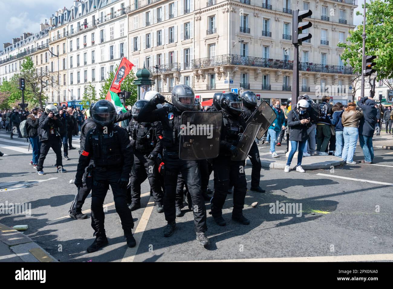 Die französische Aufruhr-Polizei ( Brav ) in Aufruhr-Ausrüstung mit Helmen, Schilden und Schlagstöcken, die sich am Ende eines Protestes gegen die Rentenreform den Aufrütttlern gegenübersahen Stockfoto