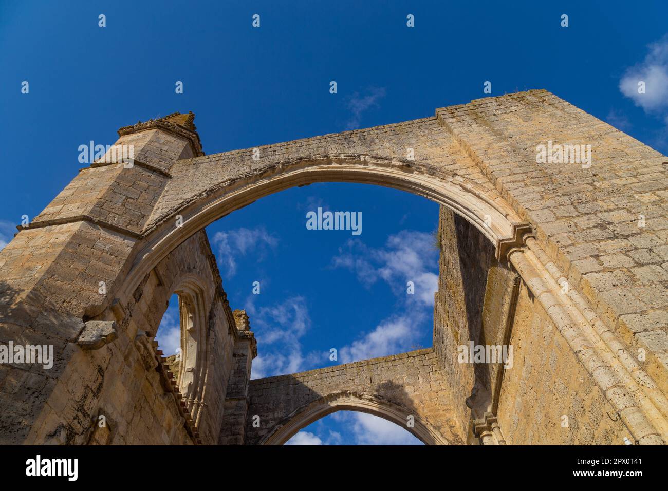 Herrliche Ruinen des Klosters San Anton aus dem 16. Jahrhundert - Castrojeriz, Kastilien und Leon, Spanien Stockfoto