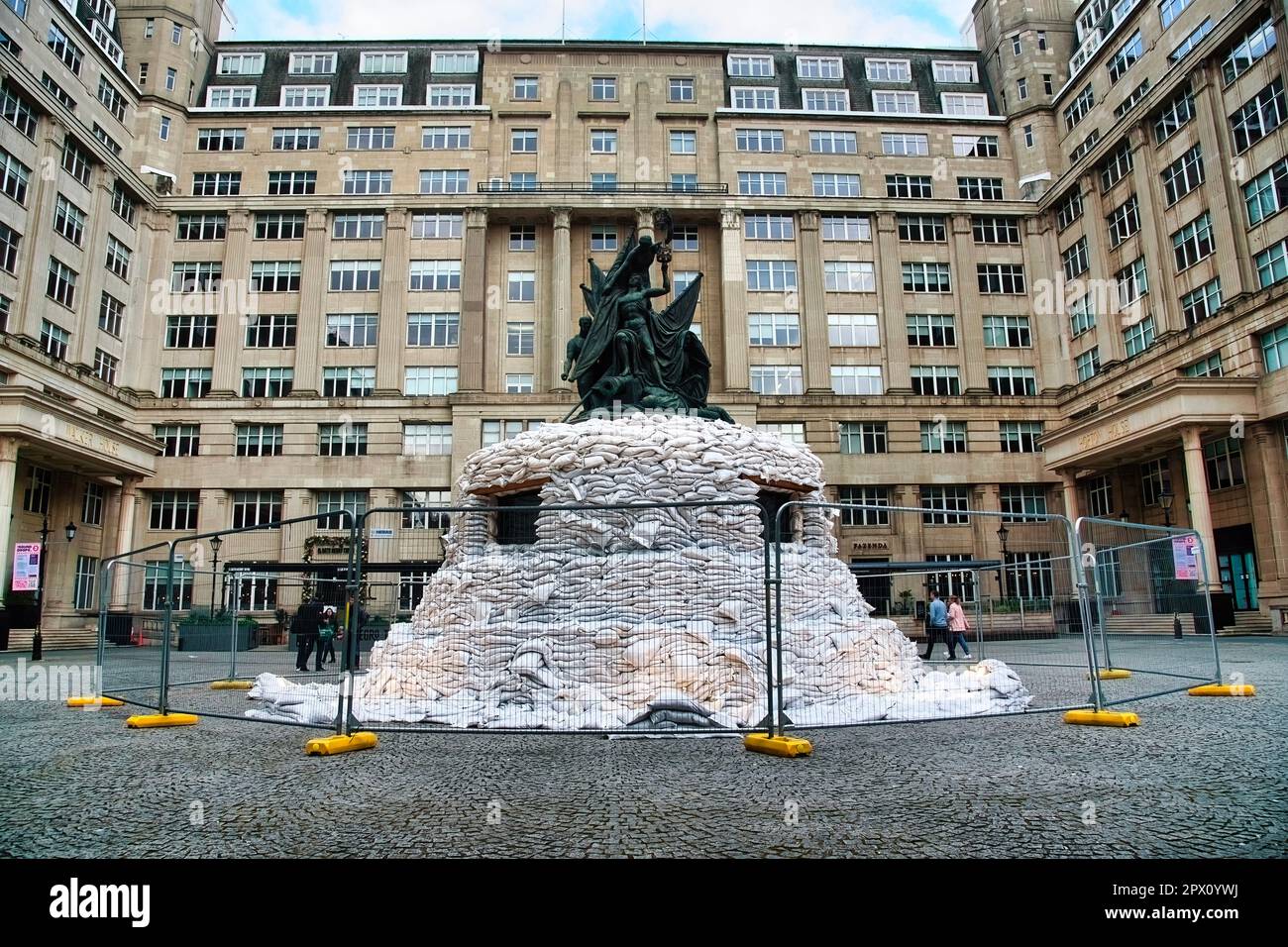 Liverpool, Großbritannien. 29. April 2023. Das Nelson Monument in Exchange Flags, Liverpool, wurde mit 2.500 Sandsäcken bedeckt, um die Art und Weise nachzubilden, wie Statuen in der Ukraine vor Bombardierung geschützt werden, Im Rahmen des Eurofestivals im Vorfeld des Eurovision Song Contest, der letztes Jahr von der Ukraine gewonnen wurde, die aufgrund des anhaltenden Krieges mit Russland in diesem Jahr keine Konsortien ausrichten kann. (Foto: Dave Rushen/SOPA Images/Sipa USA) Guthaben: SIPA USA/Alamy Live News Stockfoto